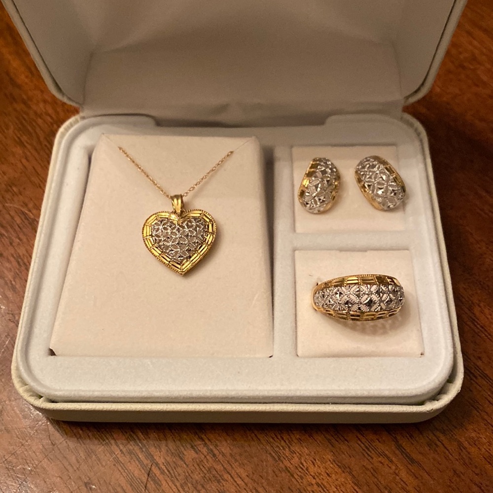 NIB. JCPenney 10 karat gold jewelry set. includes heart pendant, ring, earrings